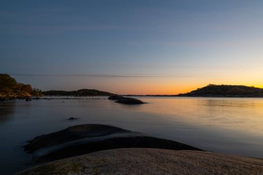 Toensberg Toenne yakınlarında, güzel Norveç 'te, fiyort yakınlarında taşlı bir yürüyüş patikası.