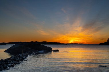 Toensberg Toenne yakınlarında, güzel Norveç 'te, fiyort yakınlarında taşlı bir yürüyüş patikası.
