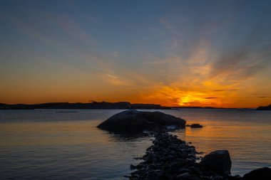 Toensberg Toenne yakınlarında, güzel Norveç 'te, fiyort yakınlarında taşlı bir yürüyüş patikası.
