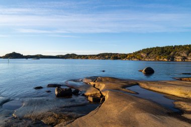 Toensberg Toenne yakınlarında, güzel Norveç 'te, fiyort yakınlarında taşlı bir yürüyüş patikası.