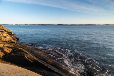 Toensberg Toenne yakınlarında, güzel Norveç 'te, fiyort yakınlarında taşlı bir yürüyüş patikası.