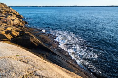 Toensberg Toenne yakınlarında, güzel Norveç 'te, fiyort yakınlarında taşlı bir yürüyüş patikası.