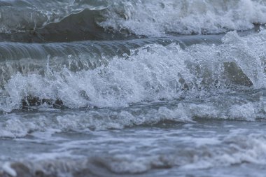 Juist 'in kumlu sahillerinde dalgalar.