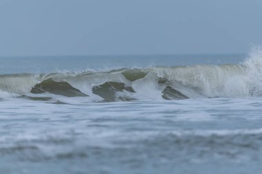 Juist 'in kumlu sahillerinde dalgalar.