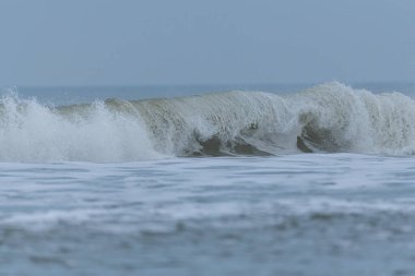 Juist 'in kumlu sahillerinde dalgalar.