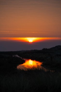 Adanın doğu yakasındaki Juist adasında gün doğumu