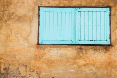 alan eski duvar üzerinde mavi pencere