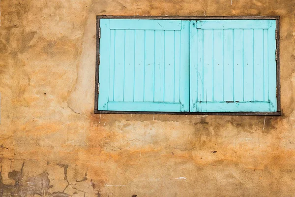 Blaues Fenster an der alten Wand mit Platz — Stockfoto