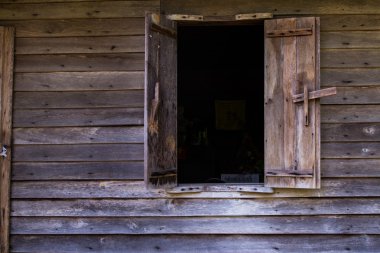 ahşap pencere ve duvar