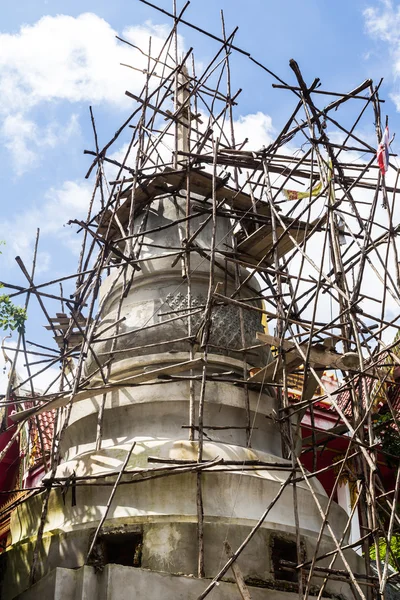 Bambu byggnadsställningar för återuppbyggnad pagoden i templet av th — Stockfoto