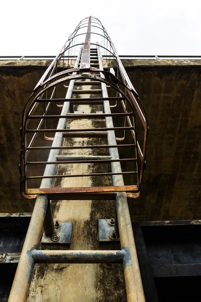 Escalera hasta torre de compuerta — Foto de Stock