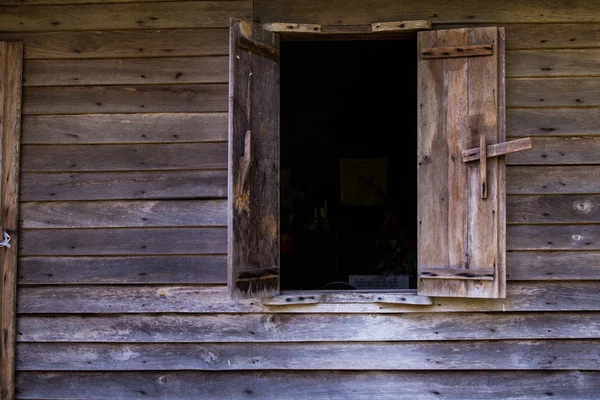 Dřevěná okna a stěny — Stock fotografie