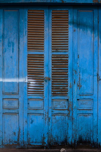 Porte d'entrée en bois bleu à la maison — Photo