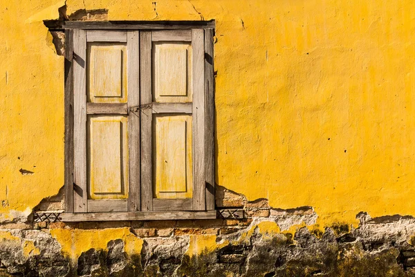 Vieilles fenêtres sur vieux mur de briques jaunes — Photo