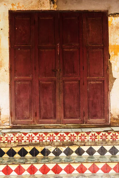 Παλιά πόρτα στο luang prabang, Λάος Φωτογραφία Αρχείου