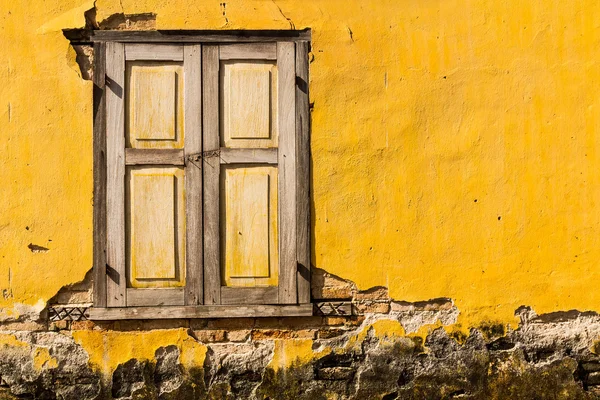 Vieilles fenêtres sur vieux mur de briques jaunes Images De Stock Libres De Droits