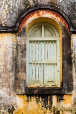 Vintage windows eski tuğla duvar