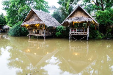 Göl, Tayland egzotik kulübeleri.