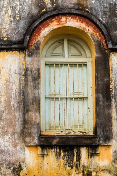 Винтажные окна на старой кирпичной стене — стоковое фото