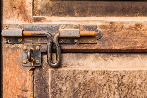 木製のドアの古いボルト — ストック写真