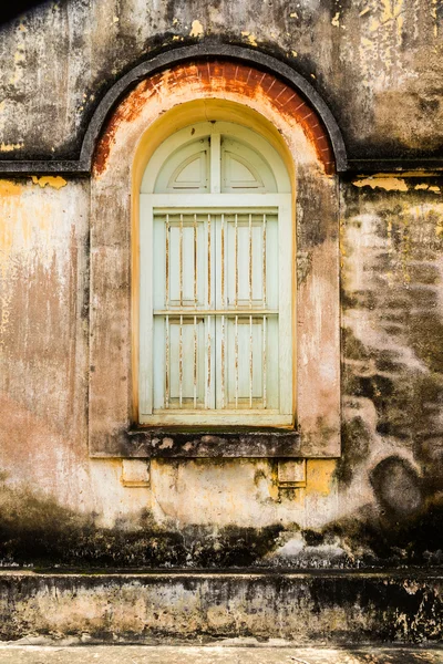 Ročník windows na staré cihlové zdi — Stock fotografie