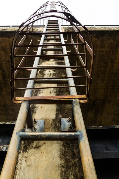 Escalera hasta torre de compuerta — Foto de Stock