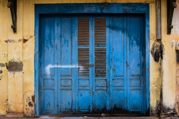 Голубая деревянная входная дверь в дом — стоковое фото