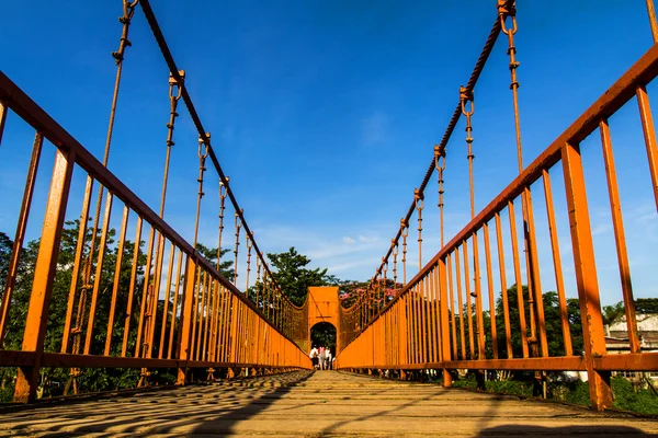 Pont sur la rivière de la chanson, vang vieng, laos — Photo