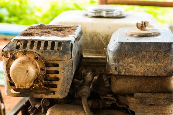 Oude roestige motor van grasmaaier — Stockfoto