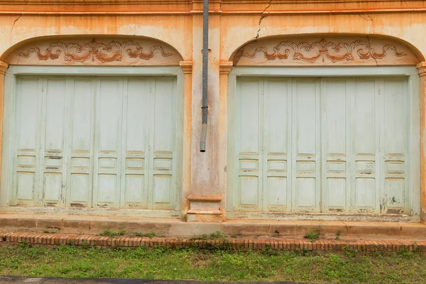 Byggnad-gammal kolonialstil på tharae, sakon nakhon, thailand. — Stockfoto