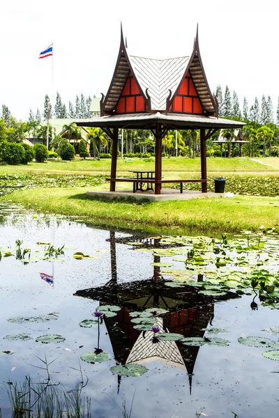 Павильон Таиланда возле пруда с лотосами — стоковое фото