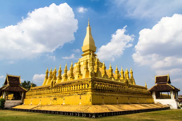 Golden Wat Phrathat Luang in Vientiane, Laos lizenzfreie Stockbilder
