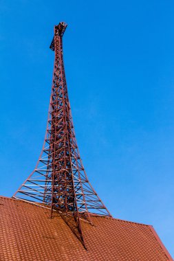 demir çatı chruch mavi gökyüzünde üzerinde haçlar