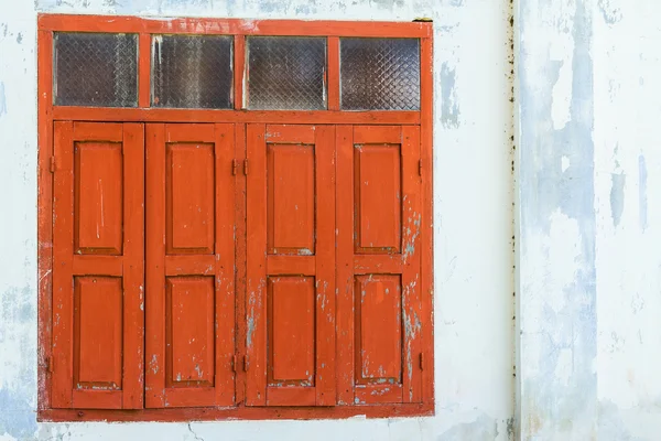 Fenêtre en bois rouge avec mur blanc — Photo