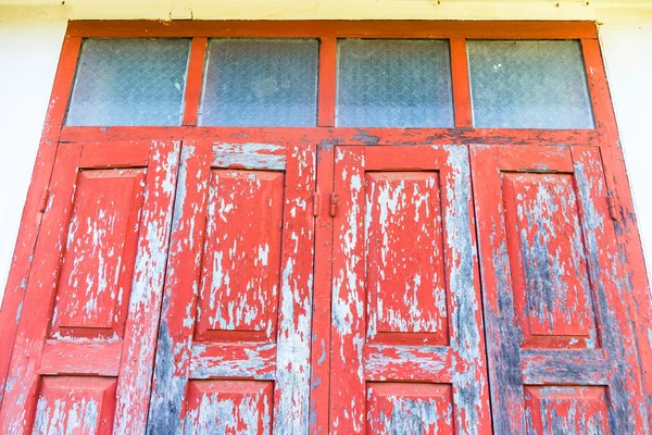 Rotes Holzfenster mit weißer Wand — Stockfoto