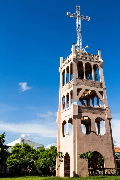 Croix sur le beffroi de l'église chrétienne moderne sous le ciel bleu — Photo