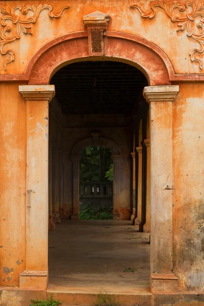 Colonial old building style at Tharae, Sakon Nakhon, Tailandia . — Foto de Stock