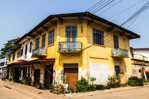 Colonial antiguo estilo de construcción en Thakhek, Laos . — Foto de Stock