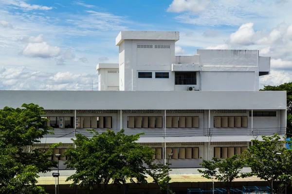 Schulgebäude mit blauem Himmel Hintergrund Stockbild