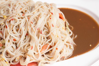 Tay papaya salatası veya som tum (geleneksel Tayland gıda)