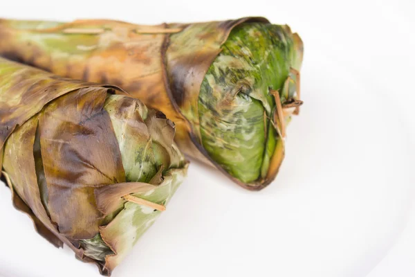 Arrosto di riso appiccicoso, avvolto in foglie di banana e backgroun bianco — Foto Stock