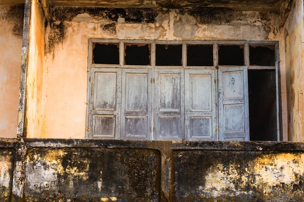 Fenêtres en bois, style colonial vieux bâtiment à Vientiane, Laos — Photo