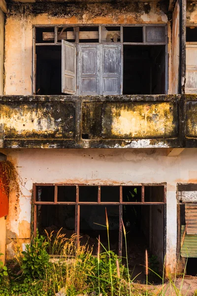 Ruine coloniale en Vientiane, Laos . — Photo