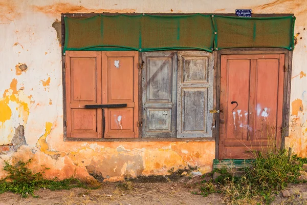 木制的门和窗户，殖民地旧的建筑风格，在 vientia 图库图片