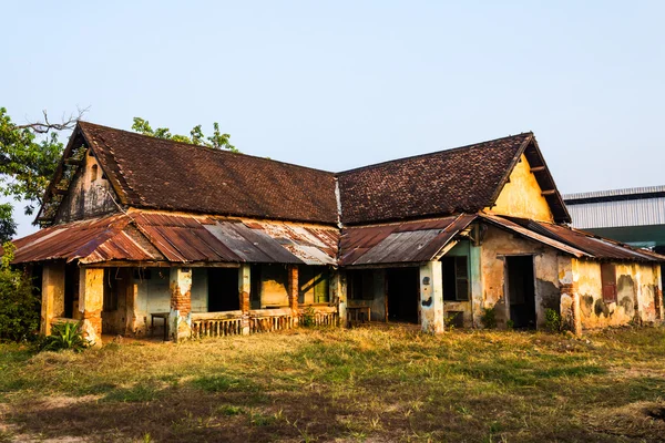 在老挝万象殖民地废墟. 免版税图库照片