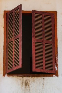 Beyaz çimento duvar Vintage penceresi