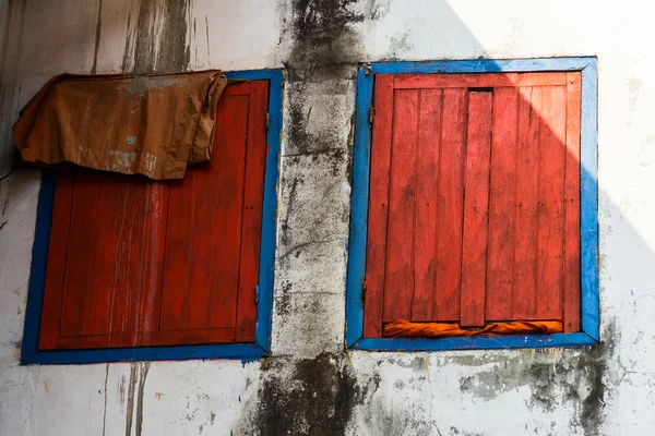 Vintage ventana en la pared de cemento blanco —  Fotos de Stock