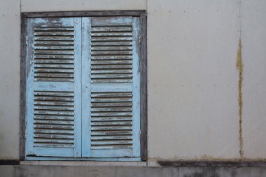 Beyaz çimento duvar Vintage penceresi