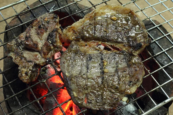 Grilled brisket on stove with grilling pan — Stock Photo, Image