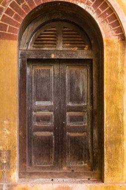 Vintage windows eski tuğla duvar